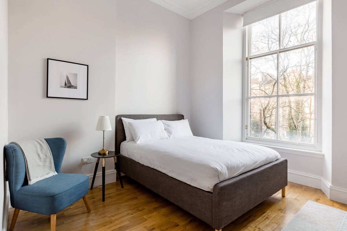 Elegant 2 Bedroom Apartment in West End in 12 Cecil Street G12 8RQ - Property image 22 - VivreStays