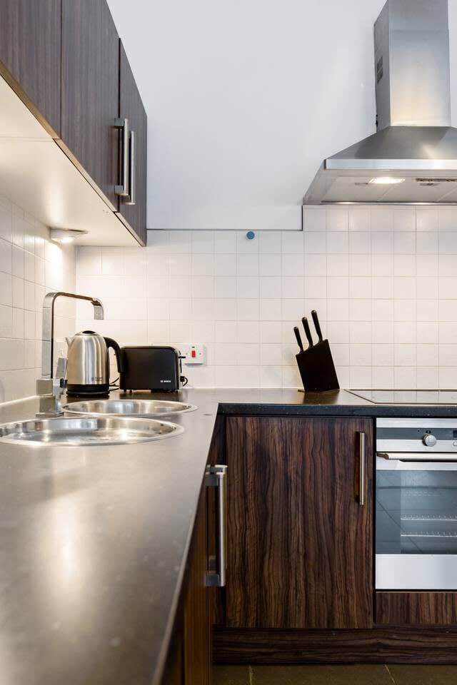 Elegant 2 Bedroom Apartment in West End in 12 Cecil Street G12 8RQ - Property image 36 - VivreStays
