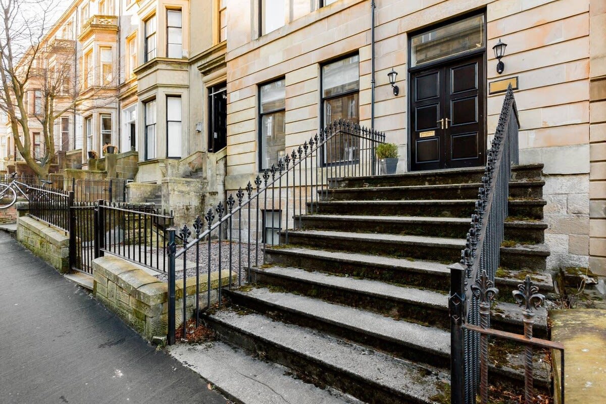 Elegant 2 Bedroom Apartment in West End in 12 Cecil Street G12 8RQ - Property image 52 - VivreStays