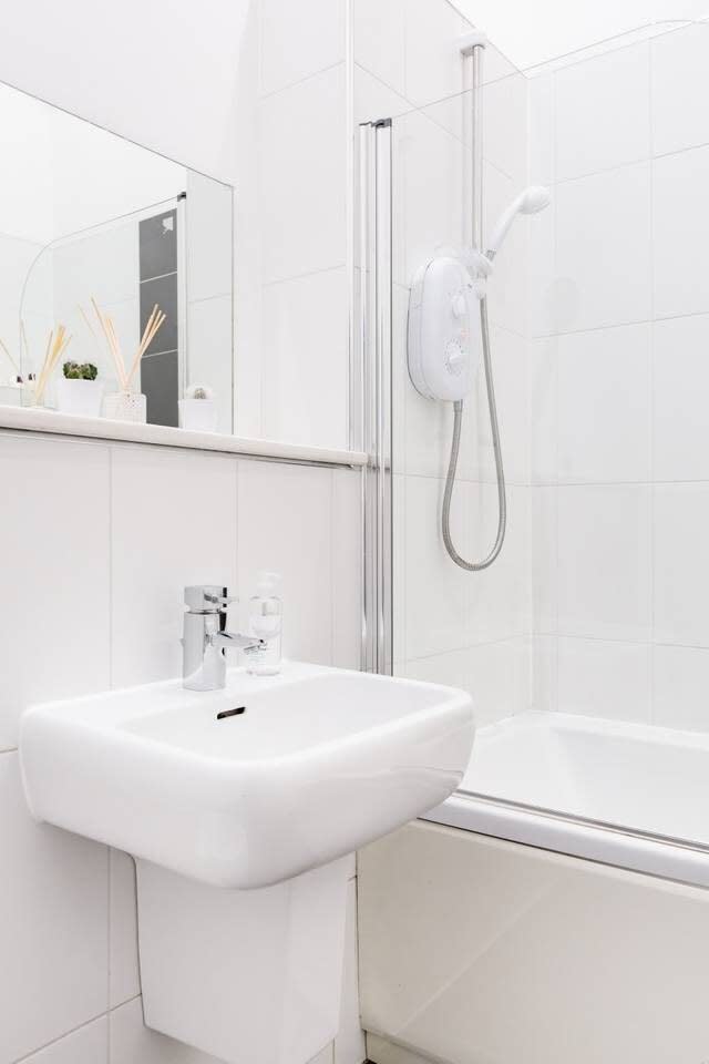 Elegant 2 Bedroom Apartment in West End in 12 Cecil Street G12 8RQ - Property image 27 - VivreStays