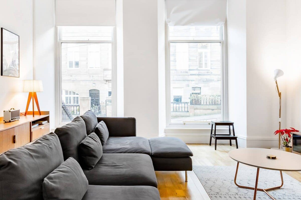 Elegant 2 Bedroom Apartment in West End in 12 Cecil Street G12 8RQ - Property image 43 - VivreStays