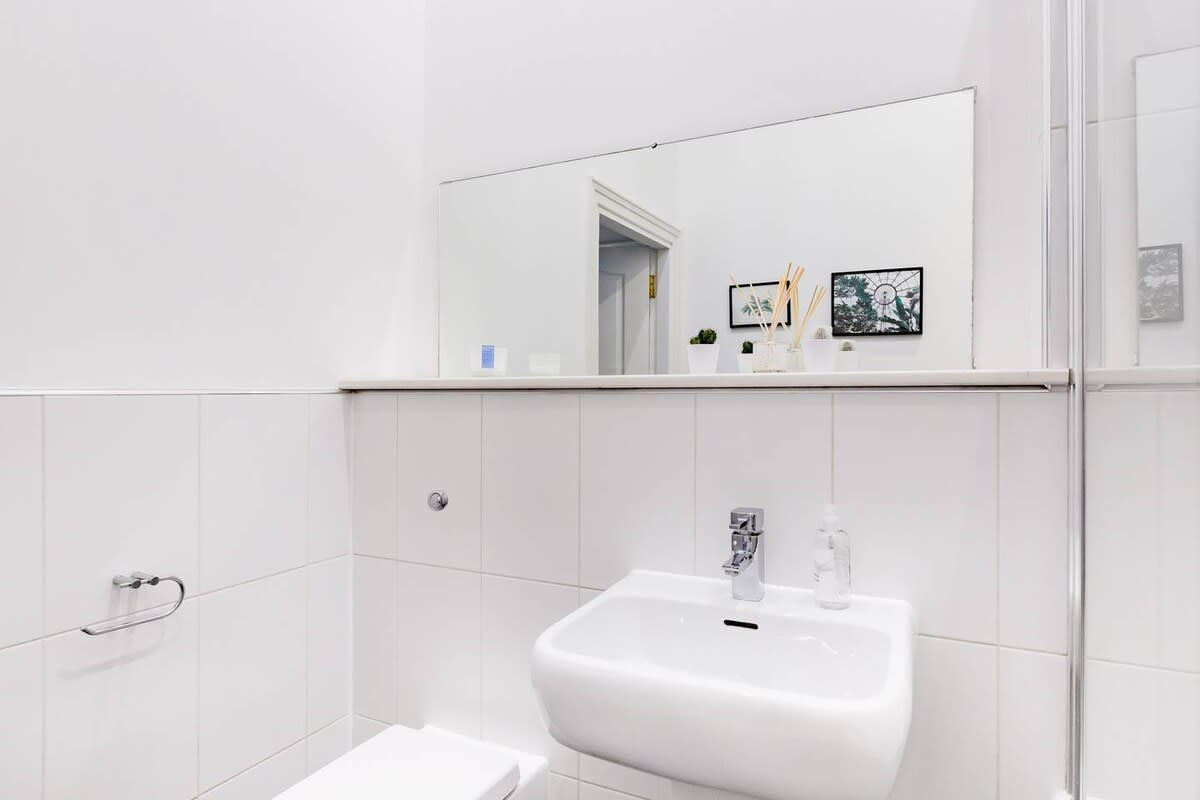 Elegant 2 Bedroom Apartment in West End in 12 Cecil Street G12 8RQ - Property image 32 - VivreStays