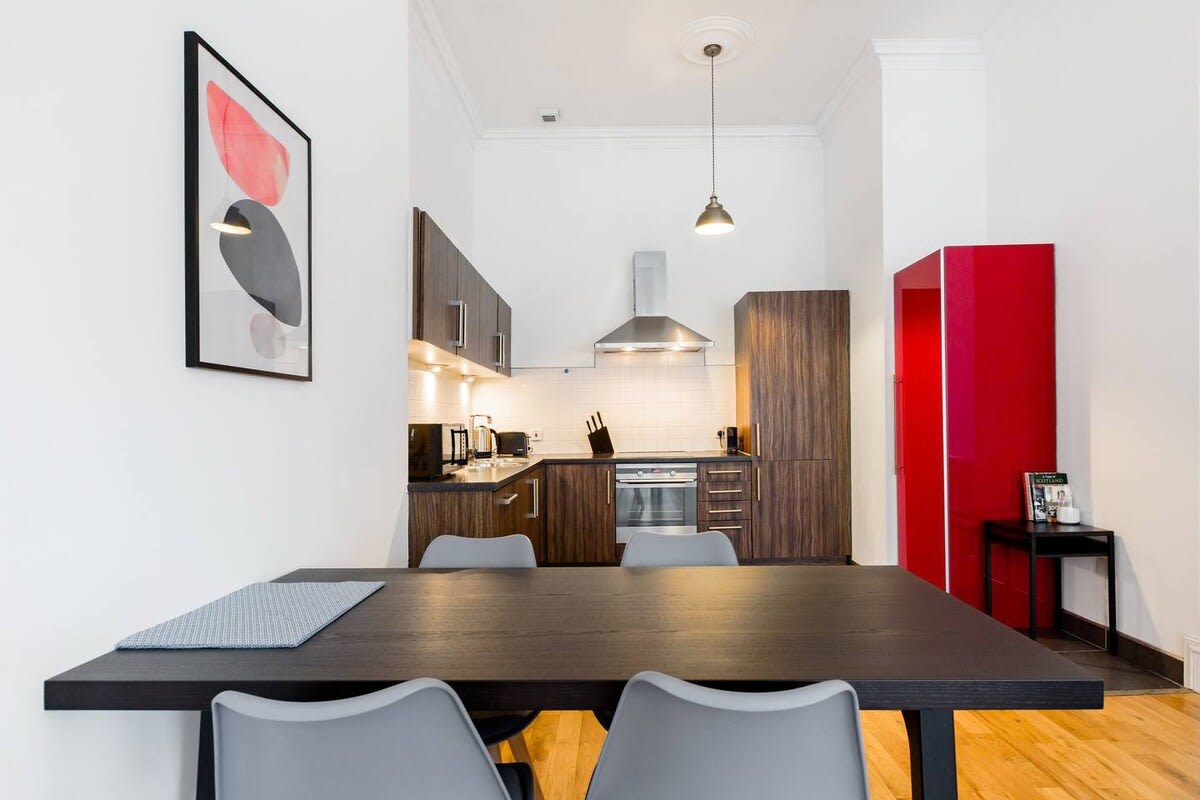 Elegant 2 Bedroom Apartment in West End in 12 Cecil Street G12 8RQ - Property image 48 - VivreStays
