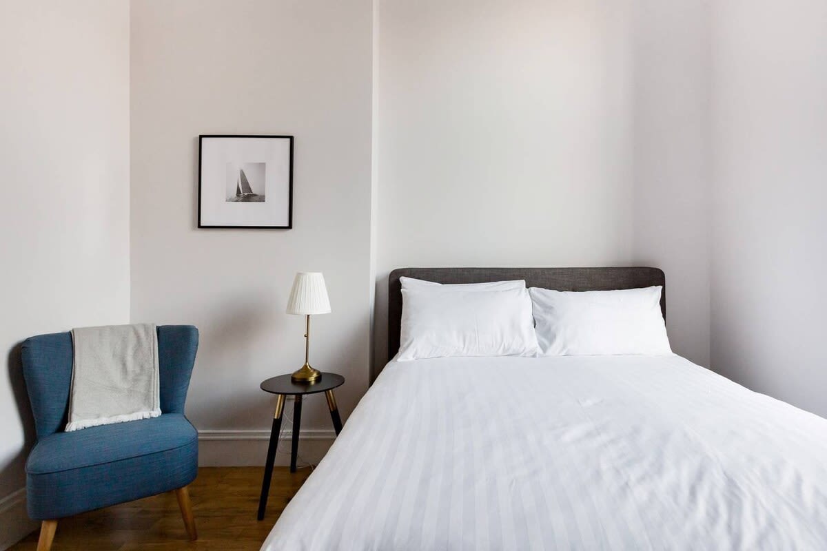 Elegant 2 Bedroom Apartment in West End in 12 Cecil Street G12 8RQ - Property image 16 - VivreStays