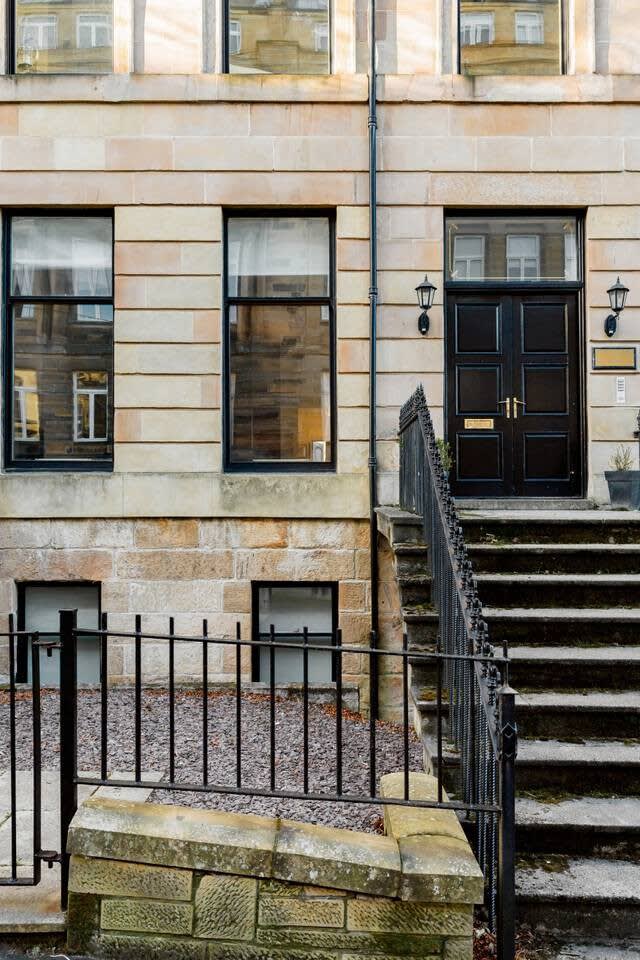 Elegant 2 Bedroom Apartment in West End in 12 Cecil Street G12 8RQ - Property image 55 - VivreStays