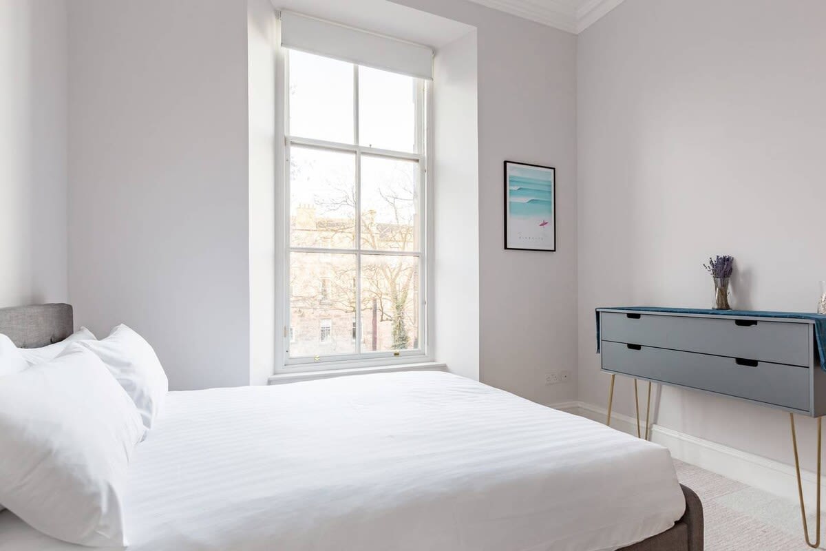 Elegant 2 Bedroom Apartment in West End in 12 Cecil Street G12 8RQ - Property image 15 - VivreStays
