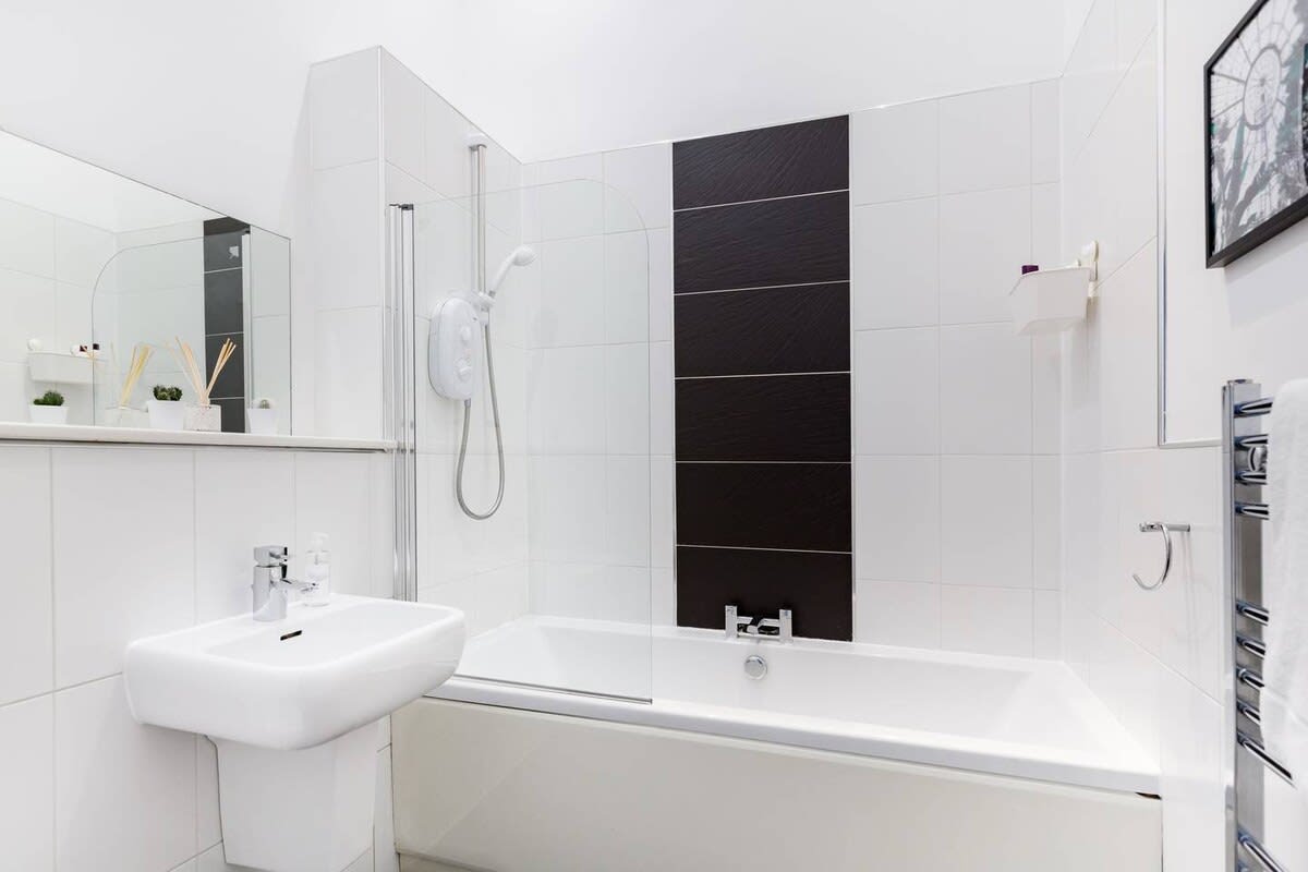 Elegant 2 Bedroom Apartment in West End in 12 Cecil Street G12 8RQ - Property image 28 - VivreStays