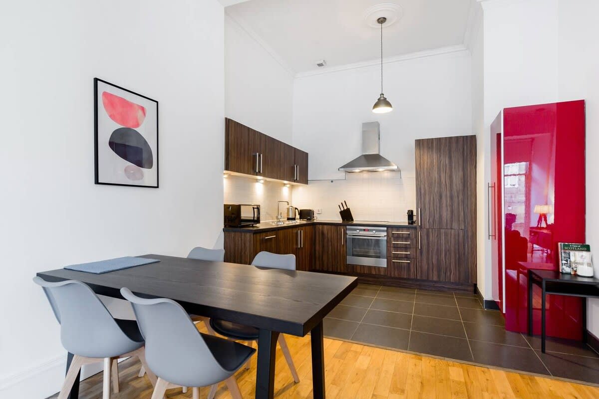 Elegant 2 Bedroom Apartment in West End in 12 Cecil Street G12 8RQ - Property image 50 - VivreStays