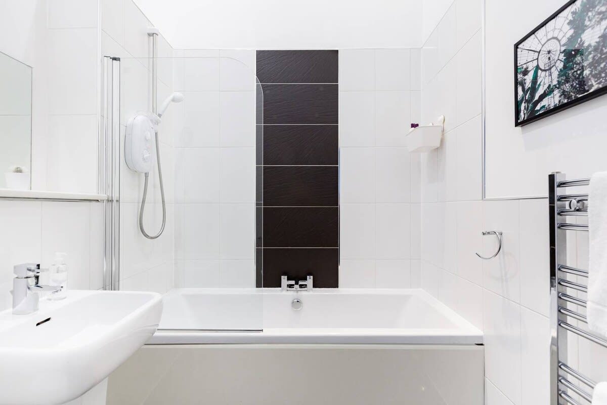 Elegant 2 Bedroom Apartment in West End in 12 Cecil Street G12 8RQ - Property image 33 - VivreStays