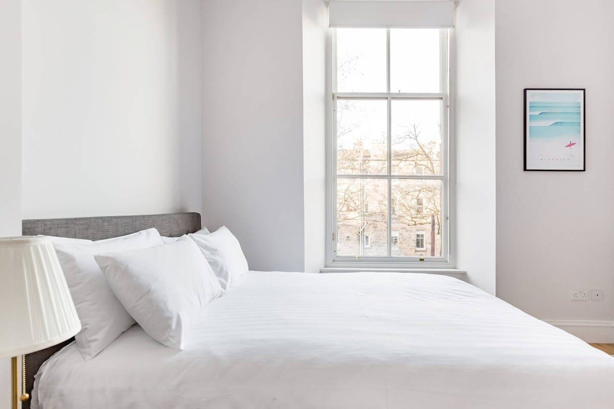 Elegant 2 Bedroom Apartment in West End in 12 Cecil Street G12 8RQ - Property image 19 - VivreStays