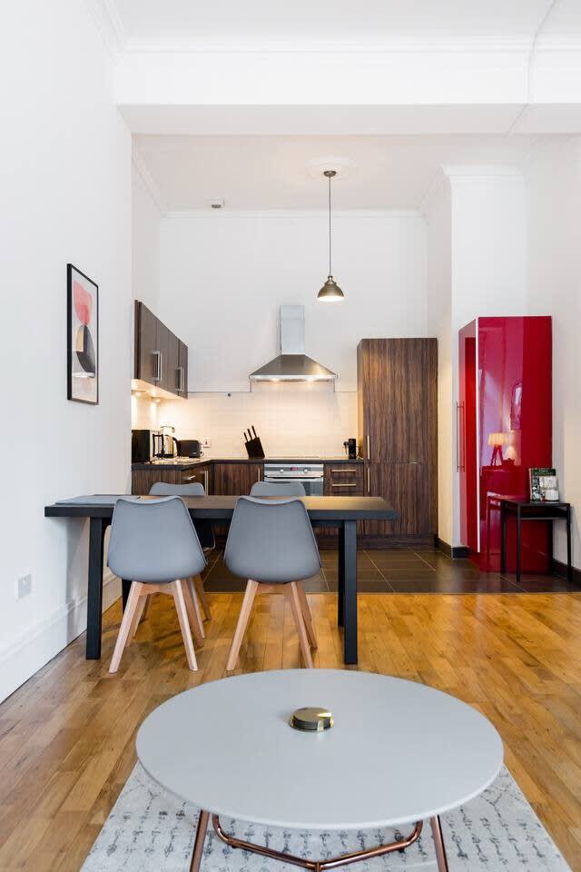 Elegant 2 Bedroom Apartment in West End in 12 Cecil Street G12 8RQ - Property image 37 - VivreStays