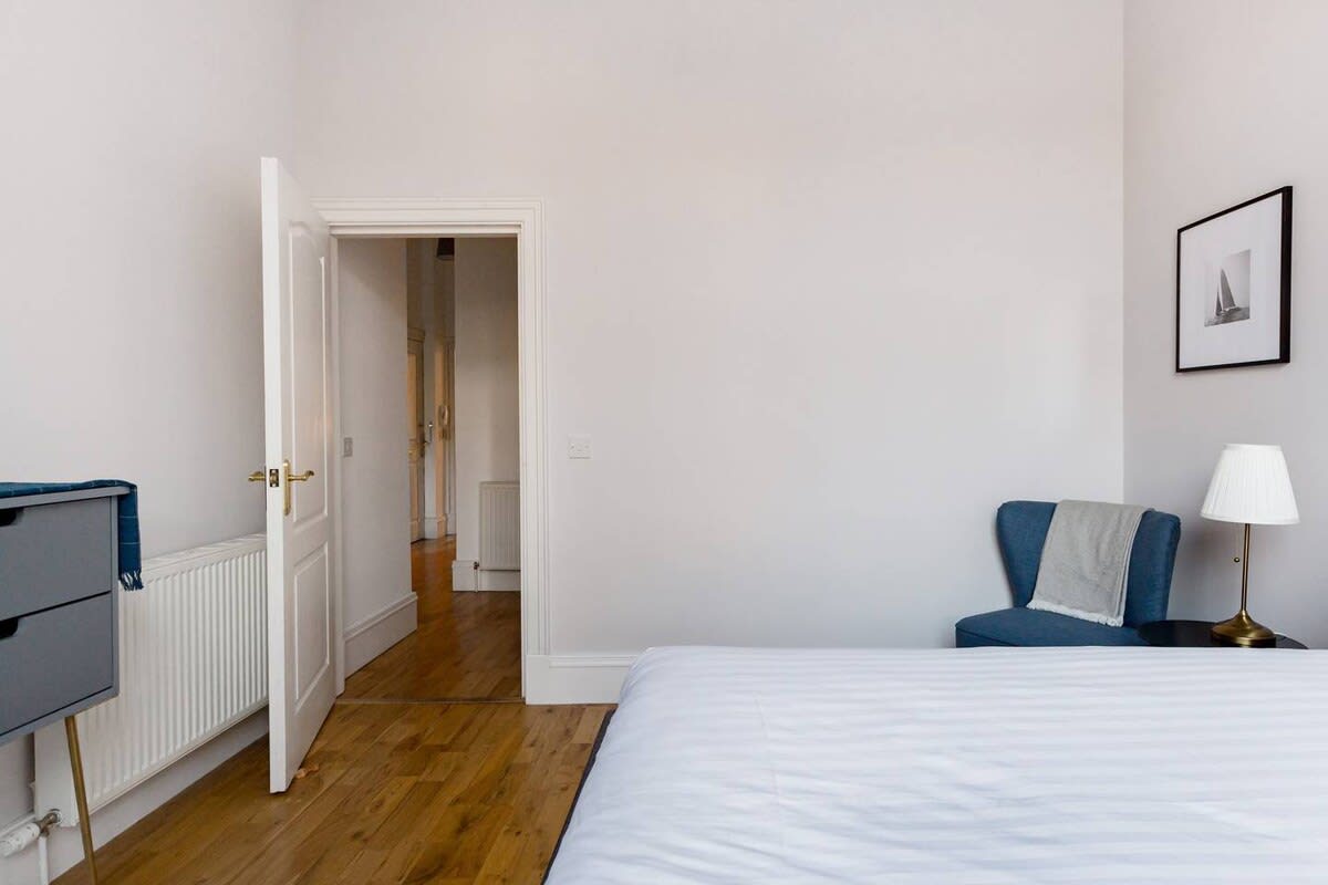 Elegant 2 Bedroom Apartment in West End in 12 Cecil Street G12 8RQ - Property image 21 - VivreStays
