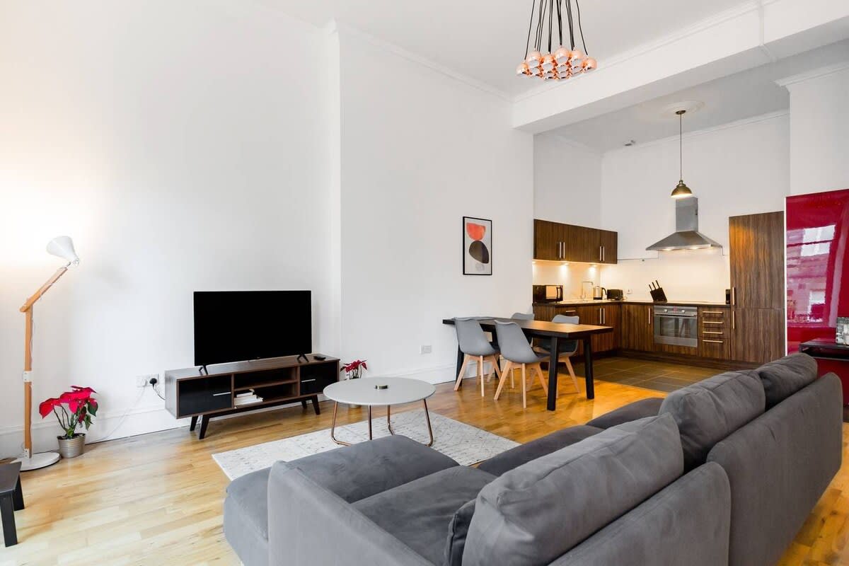 Elegant 2 Bedroom Apartment in West End in 12 Cecil Street G12 8RQ - Property image 45 - VivreStays