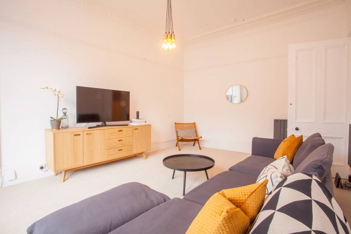 Stunning 2 bed property in heart of West End in 8 Dunearn Street G4 9EF - Property image 3 - VivreStays