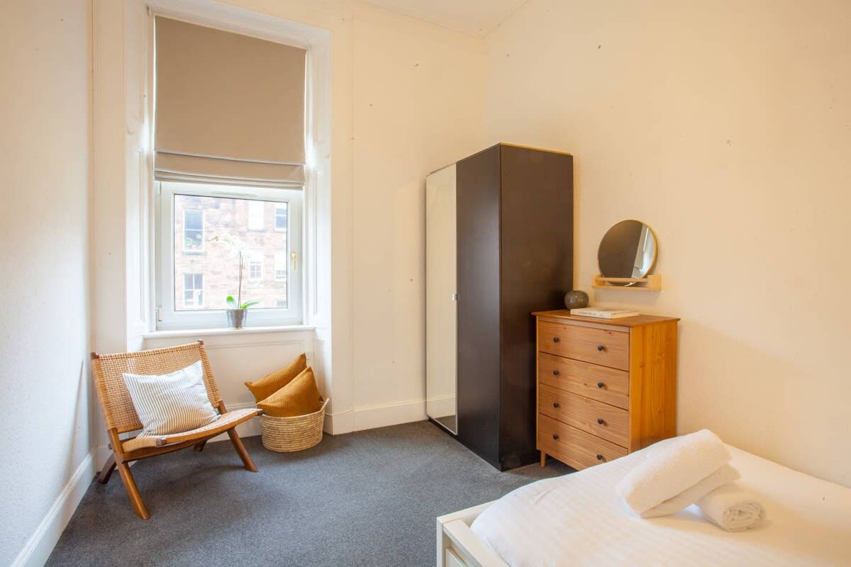 Stunning 2 bed property in heart of West End in 8 Dunearn Street G4 9EF - Property image 11 - VivreStays