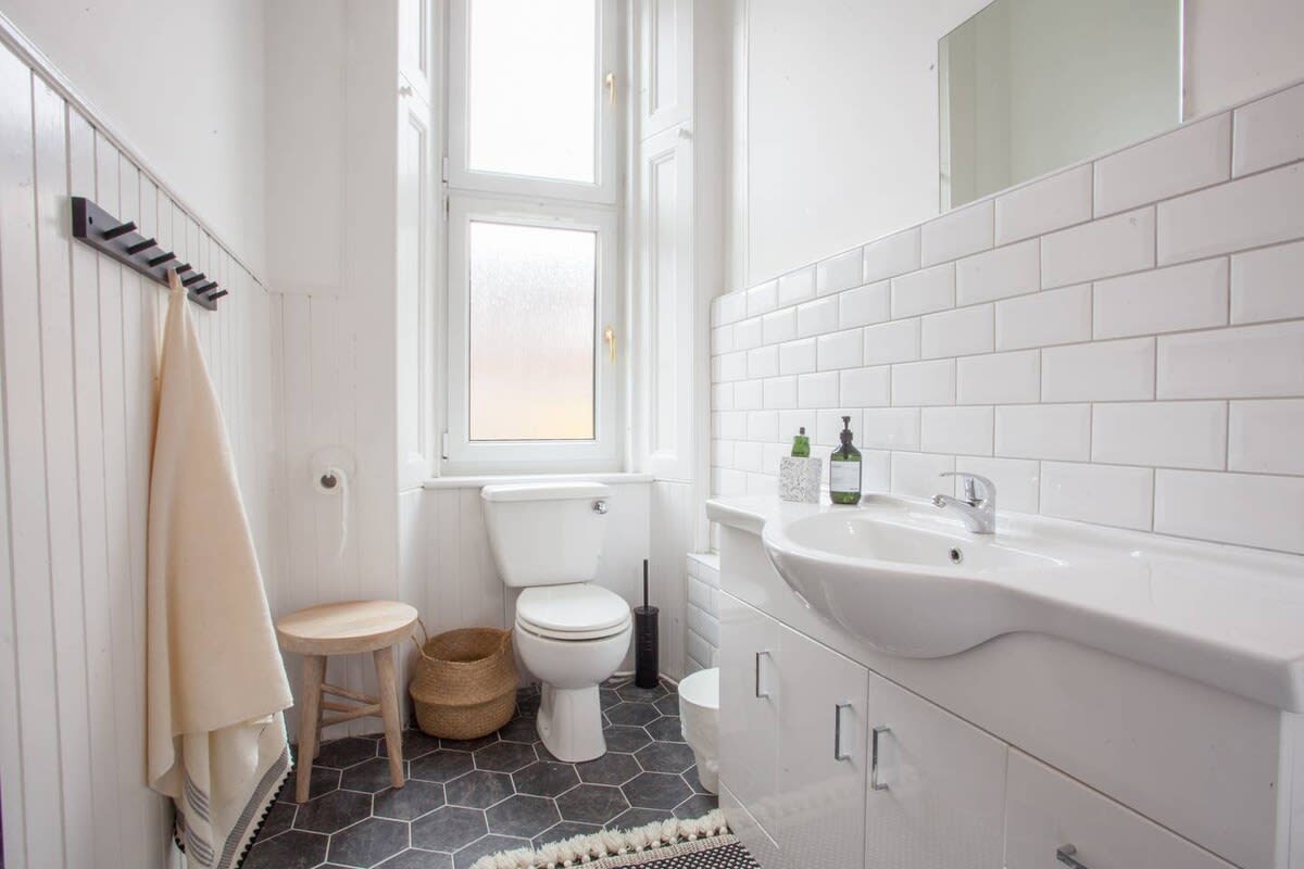 Stunning 2 bed property in heart of West End in 8 Dunearn Street G4 9EF - Property image 12 - VivreStays
