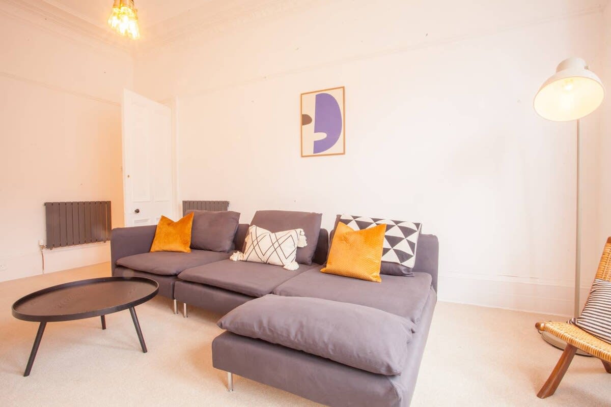 Stunning 2 bed property in heart of West End in 8 Dunearn Street G4 9EF - Property image 4 - VivreStays