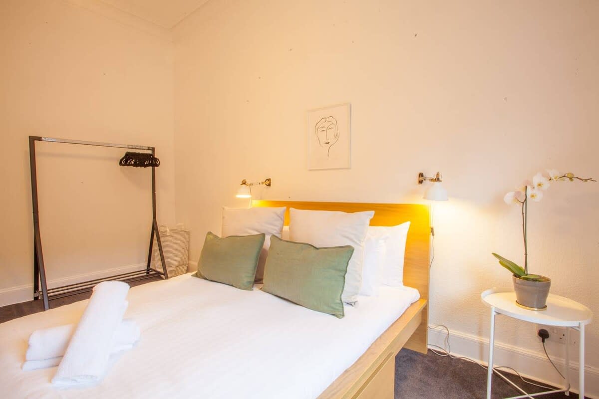 Stunning 2 bed property in heart of West End in 8 Dunearn Street G4 9EF - Property image 8 - VivreStays
