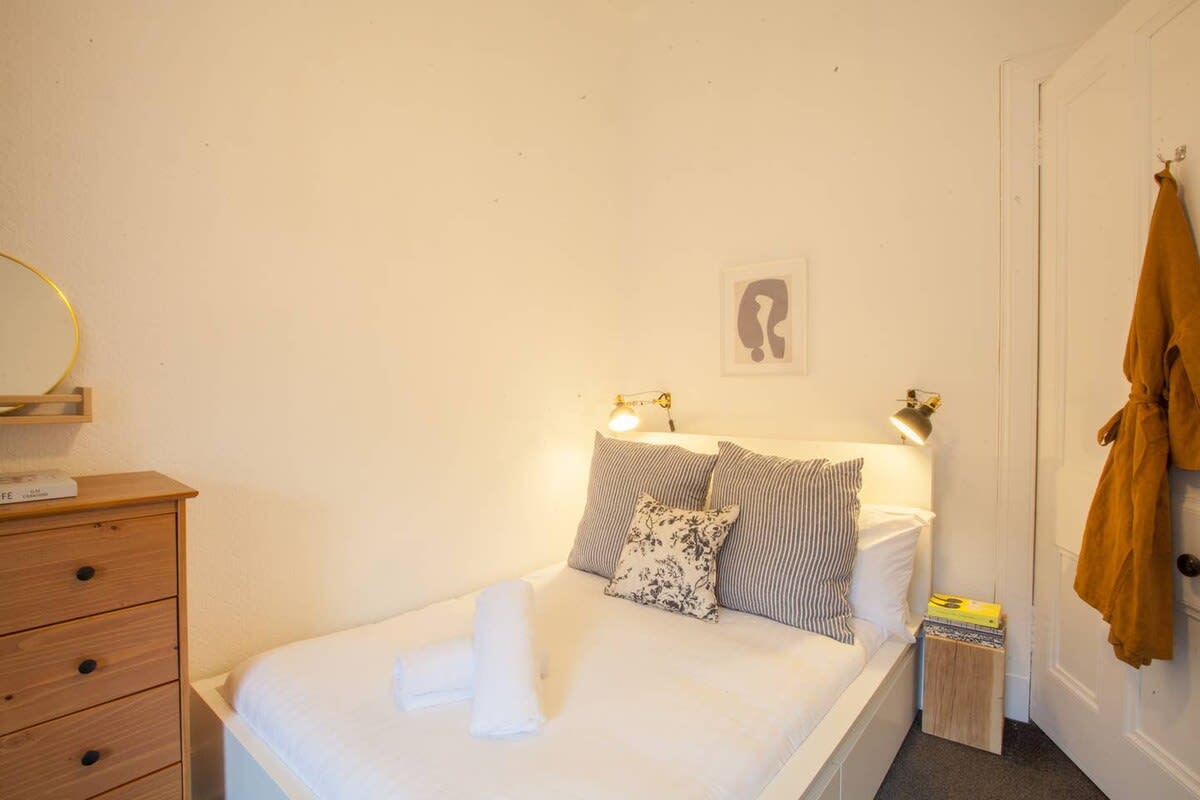 Stunning 2 bed property in heart of West End in 8 Dunearn Street G4 9EF - Property image 10 - VivreStays