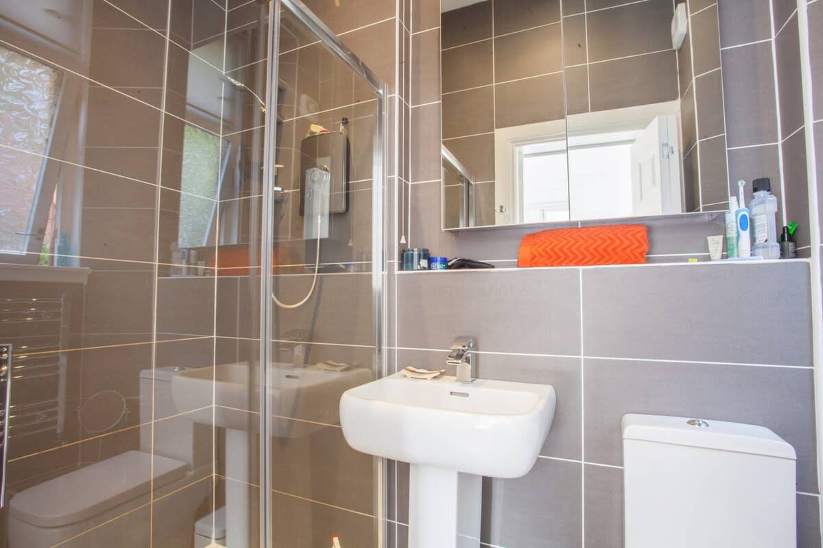 Refurbished West End Flat in Glasgow in 15 Cresswell Street G12 8BY - Property image 11 - VivreStays