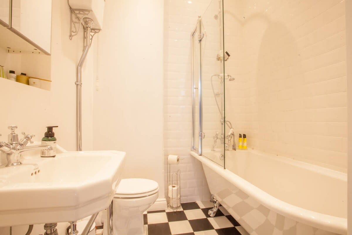 Refurbished West End Flat in Glasgow in 15 Cresswell Street G12 8BY - Property image 16 - VivreStays