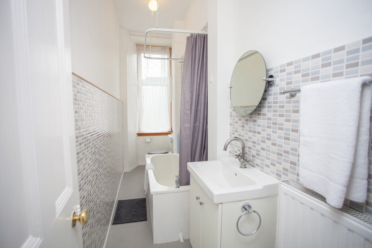 Beautiful Flat in Great West end Location in 47 Esmond Street G3 8SL - Property image 10 - VivreStays