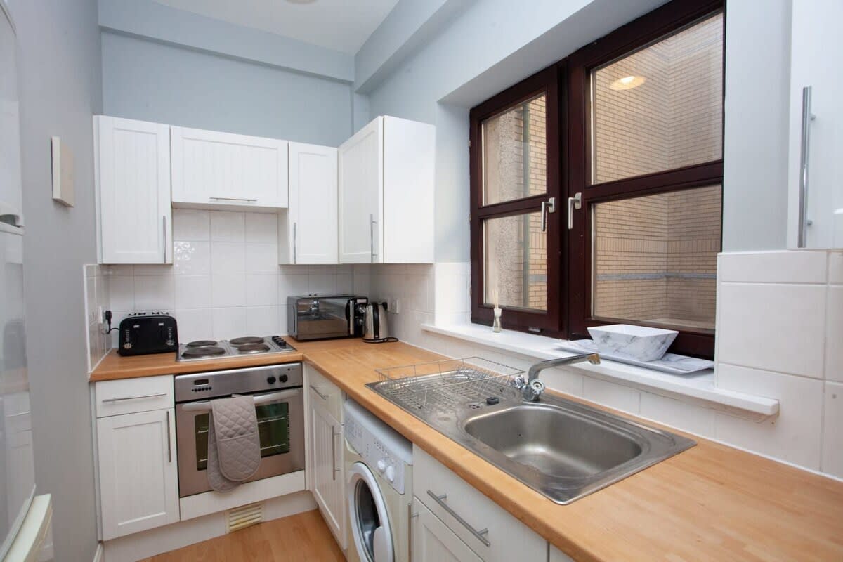 View Modern and refurbished Flat in Merchant City in Glassford Court, 83 Wilson Street G1 1UZ Modern and refurbished Flat in Merchant City in Glassford Court, 83 Wilson Street G1 1UZ - Property image 6 - VivreStays