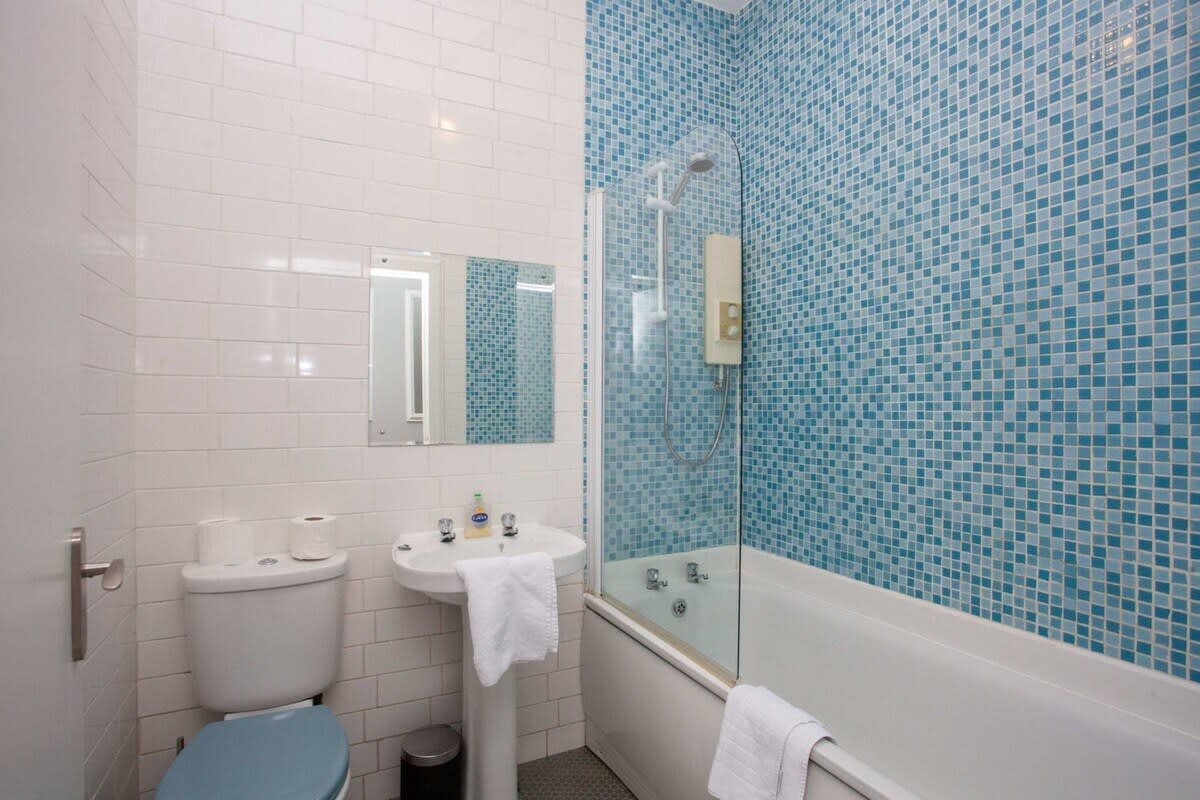 View Modern and refurbished Flat in Merchant City in Glassford Court, 83 Wilson Street G1 1UZ Modern and refurbished Flat in Merchant City in Glassford Court, 83 Wilson Street G1 1UZ - Property image 9 - VivreStays