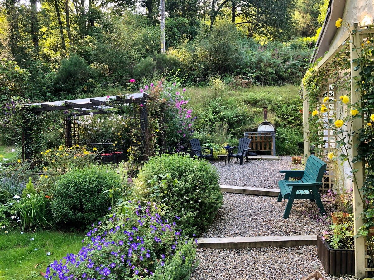 View Hideaway cottage, log burner, sauna & hot tub in N/A G83 8RH Hideaway cottage, log burner, sauna & hot tub in N/A G83 8RH - Property image 14 - VivreStays