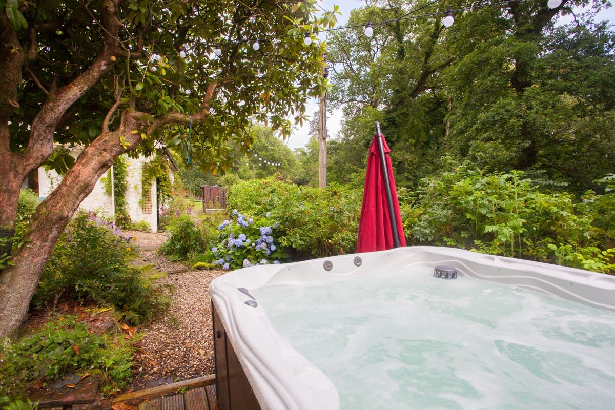 View Hideaway cottage, log burner, sauna & hot tub in N/A G83 8RH Hideaway cottage, log burner, sauna & hot tub in N/A G83 8RH - Property image 27 - VivreStays