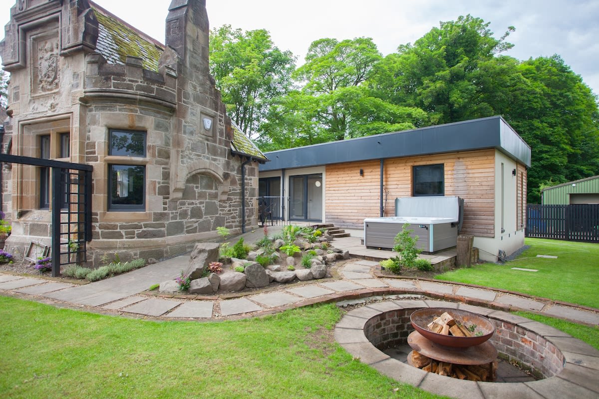 Spacious South Lodge with Hot Tub Balloch in Old Luss Road G83 8QP - Property image 5 - VivreStays