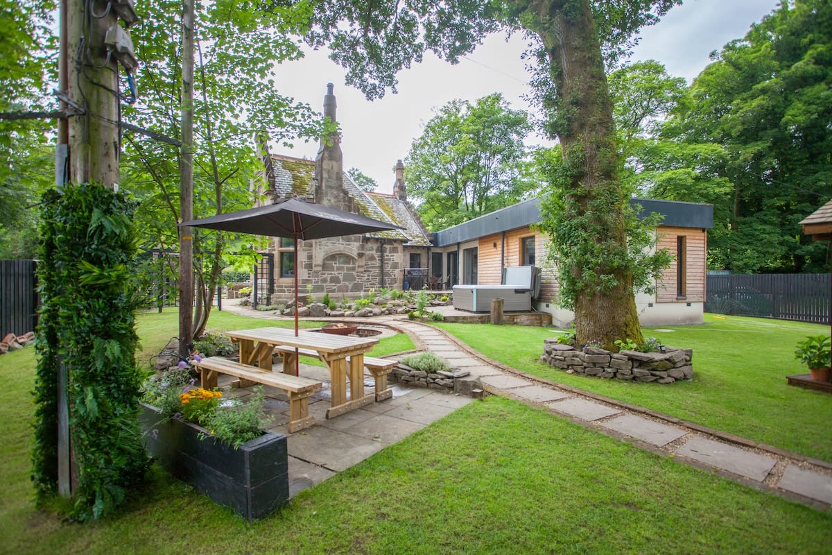 Spacious South Lodge with Hot Tub Balloch in Old Luss Road G83 8QP - Property image 4 - VivreStays