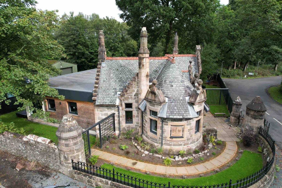 Spacious South Lodge with Hot Tub Balloch in Old Luss Road G83 8QP - Property image 3 - VivreStays