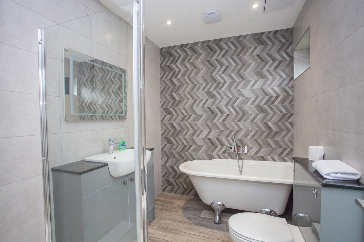 Spacious South Lodge with Hot Tub Balloch in Old Luss Road G83 8QP - Property image 26 - VivreStays