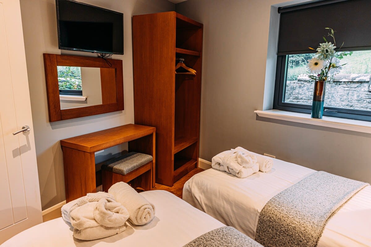 Spacious South Lodge with Hot Tub Balloch in Old Luss Road G83 8QP - Property image 21 - VivreStays