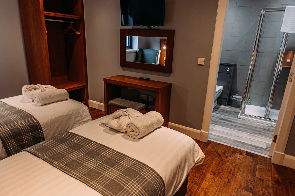 Spacious South Lodge with Hot Tub Balloch in Old Luss Road G83 8QP - Property image 22 - VivreStays