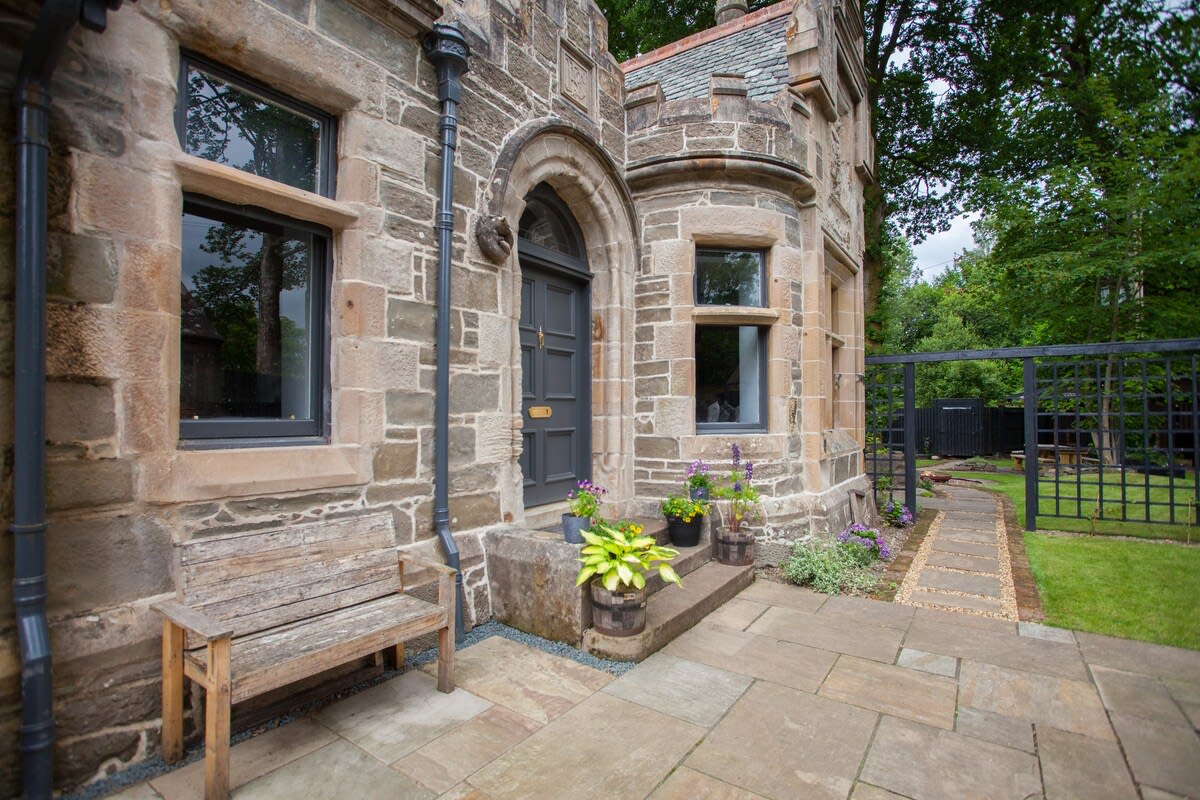 Spacious South Lodge with Hot Tub Balloch in Old Luss Road G83 8QP - Property image 8 - VivreStays