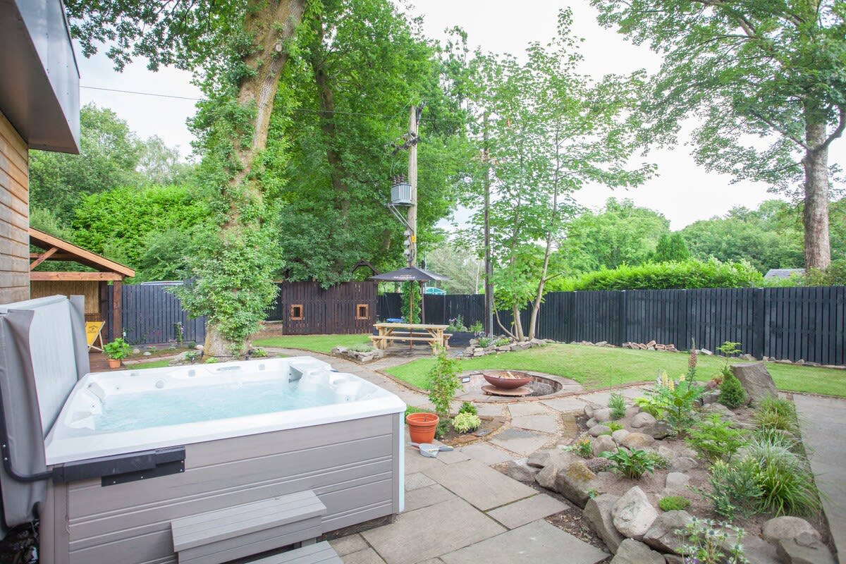 Spacious South Lodge with Hot Tub Balloch in Old Luss Road G83 8QP - Property image 7 - VivreStays