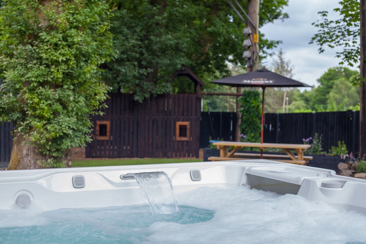 Spacious South Lodge with Hot Tub Balloch in Old Luss Road G83 8QP - Property image 31 - VivreStays