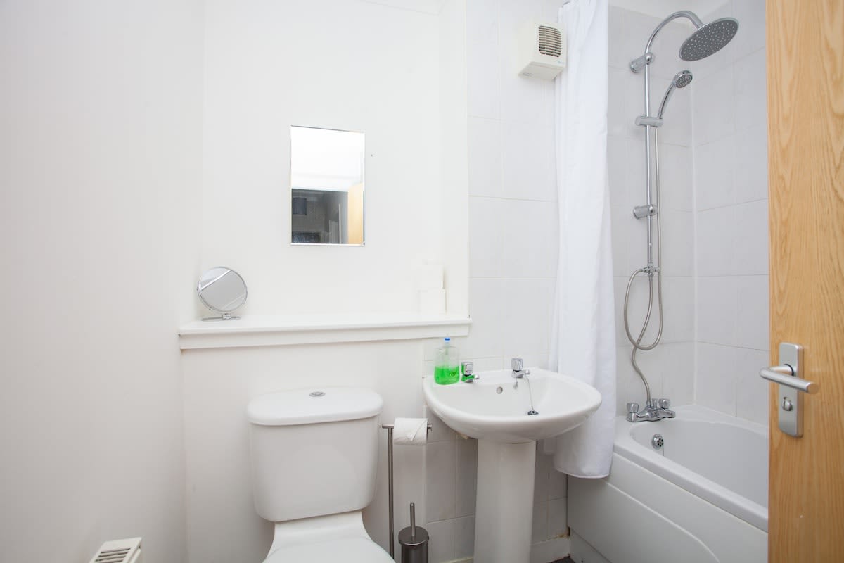 3 Bedroom Duplex with Free Parking in 61 Curle Street G14 0SA - Property image 18 - VivreStays
