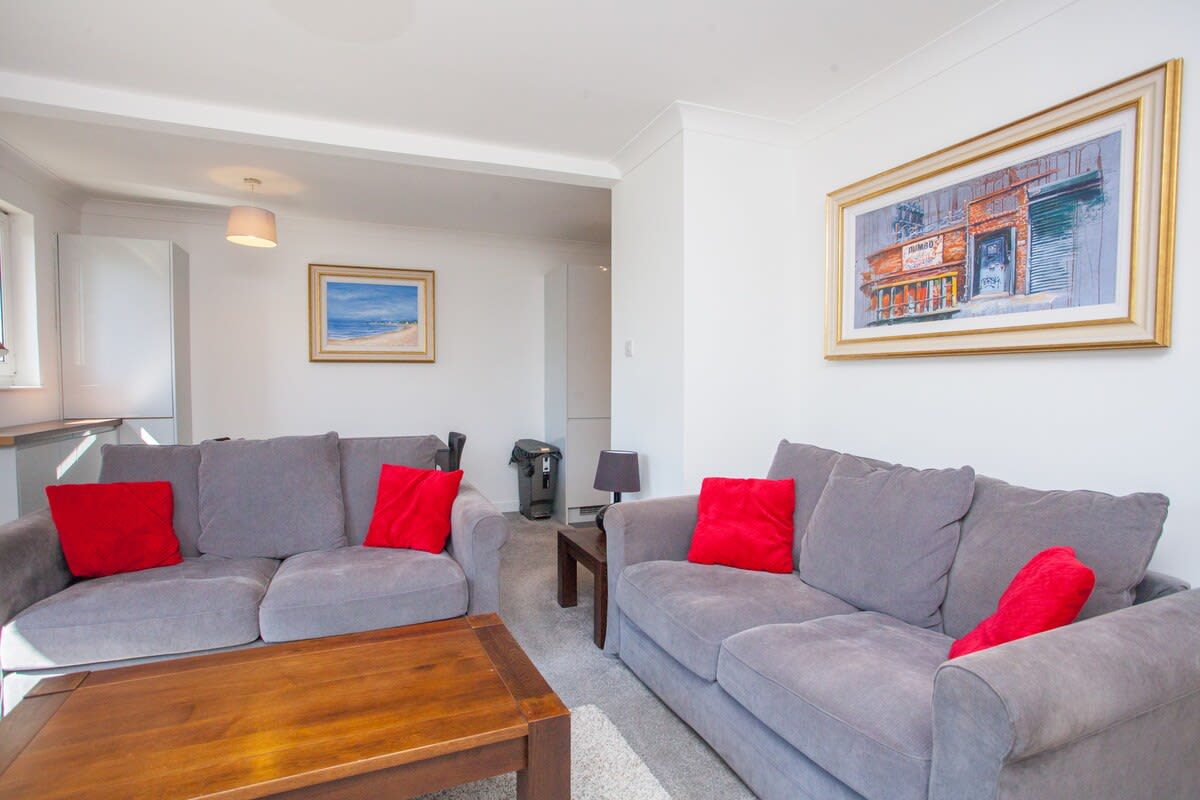 3 Bedroom Duplex with Free Parking in 61 Curle Street G14 0SA - Property image 7 - VivreStays