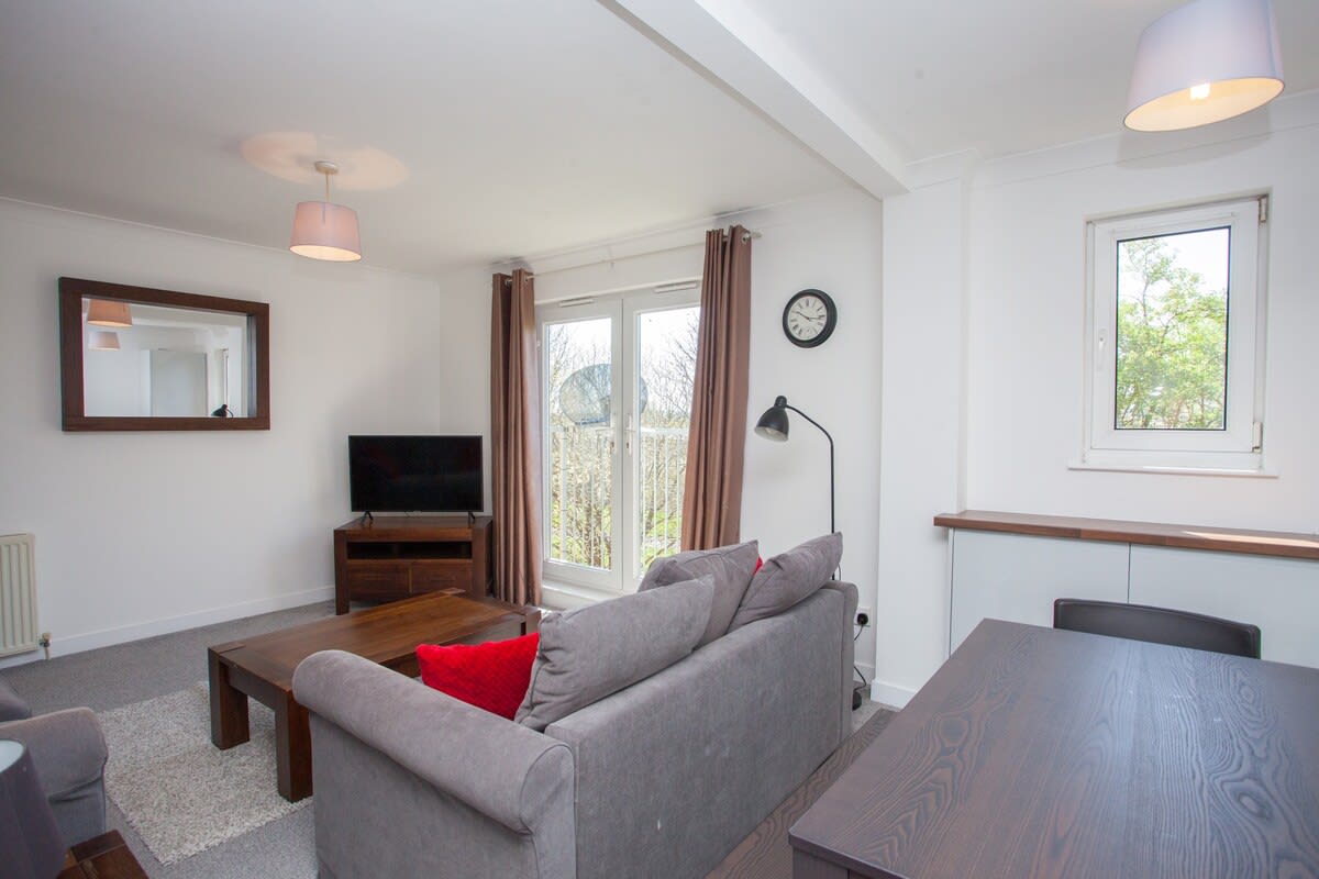 3 Bedroom Duplex with Free Parking in 61 Curle Street G14 0SA - Property image 3 - VivreStays