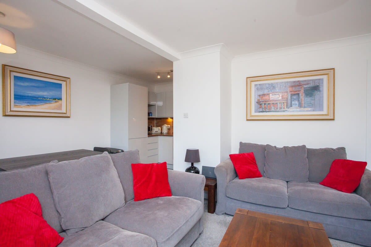3 Bedroom Duplex with Free Parking in 61 Curle Street G14 0SA - Property image 8 - VivreStays