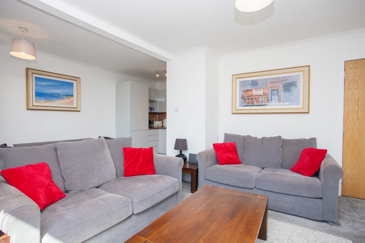 3 Bedroom Duplex with Free Parking in 61 Curle Street G14 0SA - Property image 4 - VivreStays