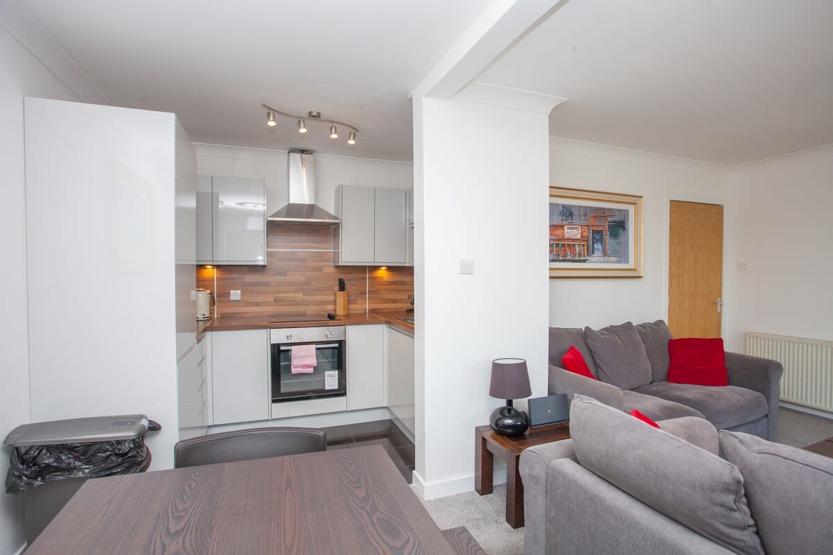 3 Bedroom Duplex with Free Parking in 61 Curle Street G14 0SA - Property image 2 - VivreStays