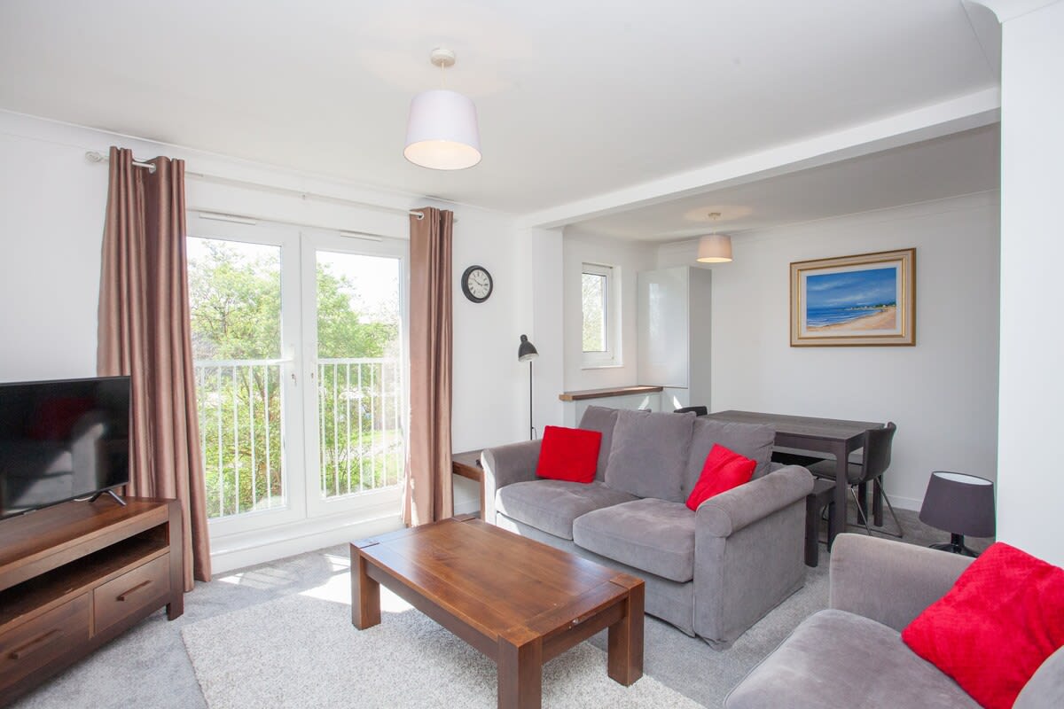 3 Bedroom Duplex with Free Parking in 61 Curle Street G14 0SA - Property image 5 - VivreStays