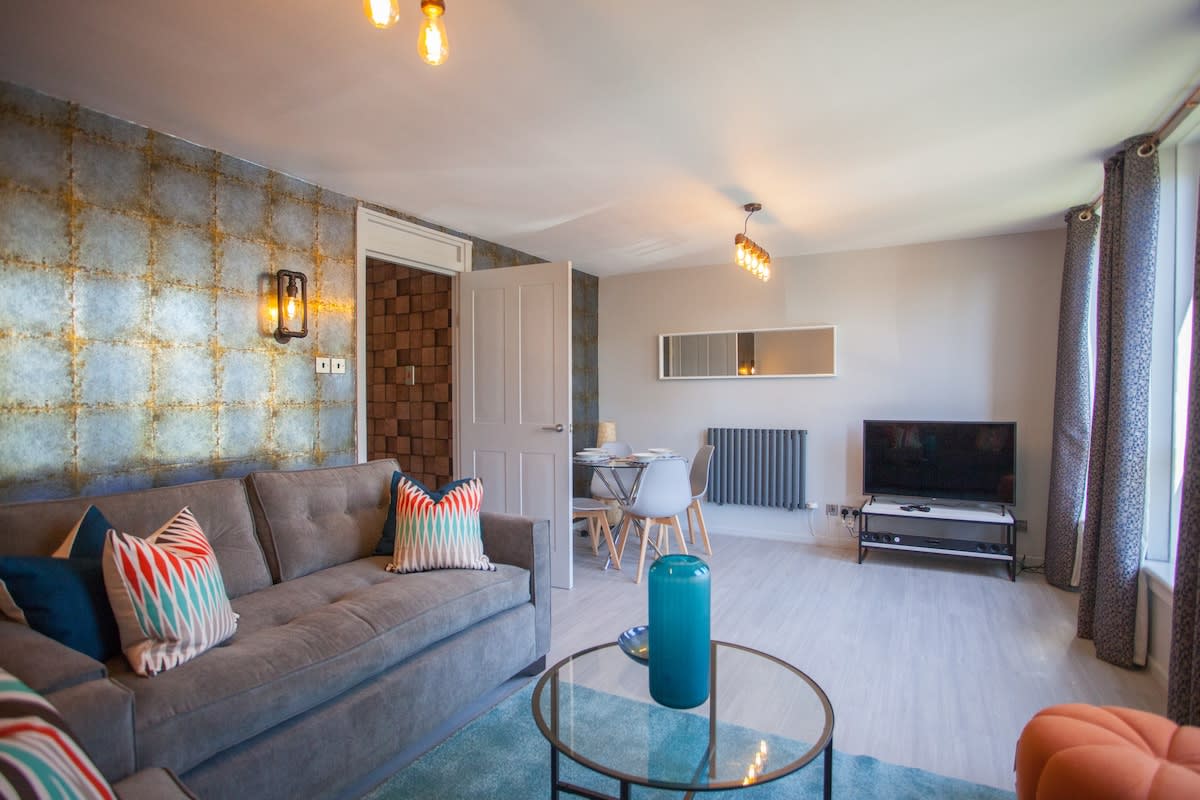 Stylish Glasgow Apartment with Parking in 69 Clarence Gardens G11 7JW - Property image 11 - VivreStays