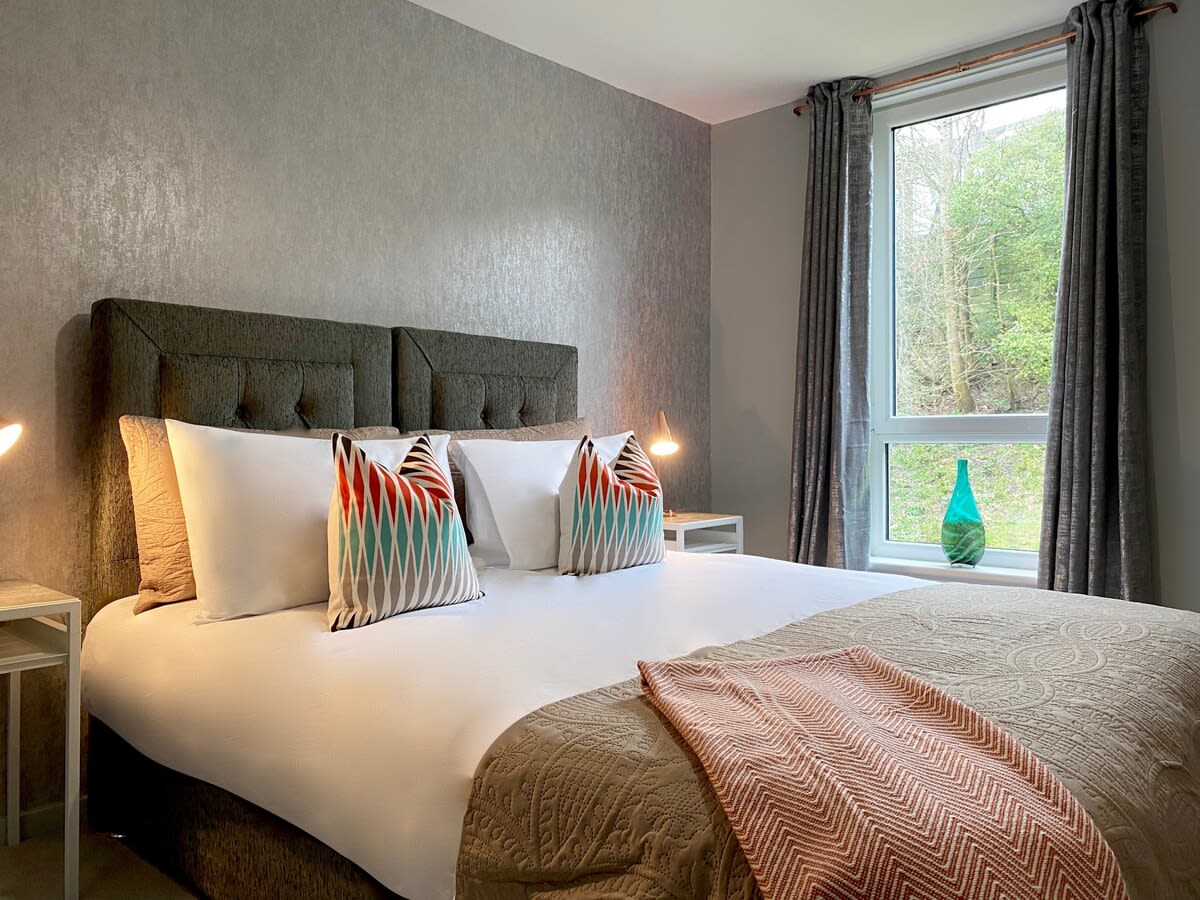 Stylish Glasgow Apartment with Parking in 69 Clarence Gardens G11 7JW - Property image 2 - VivreStays