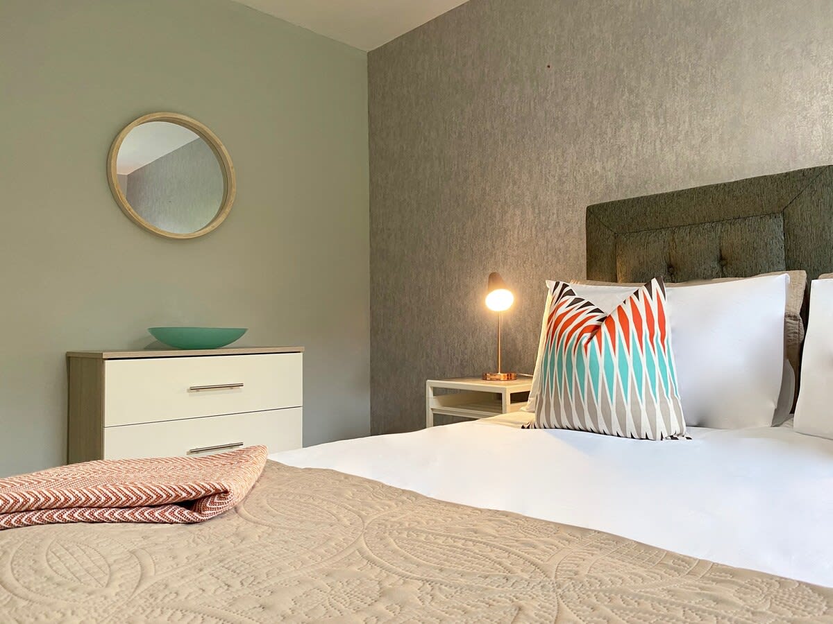 Stylish Glasgow Apartment with Parking in 69 Clarence Gardens G11 7JW - Property image 7 - VivreStays
