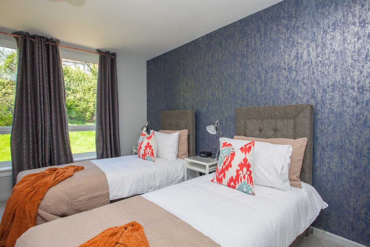 Stylish Glasgow Apartment with Parking in 69 Clarence Gardens G11 7JW - Property image 3 - VivreStays